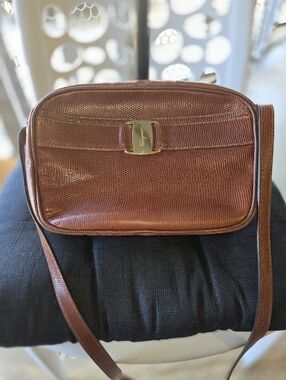 👜 Salvatore Ferragamo Textured Brown Leather Crossbody BA212559